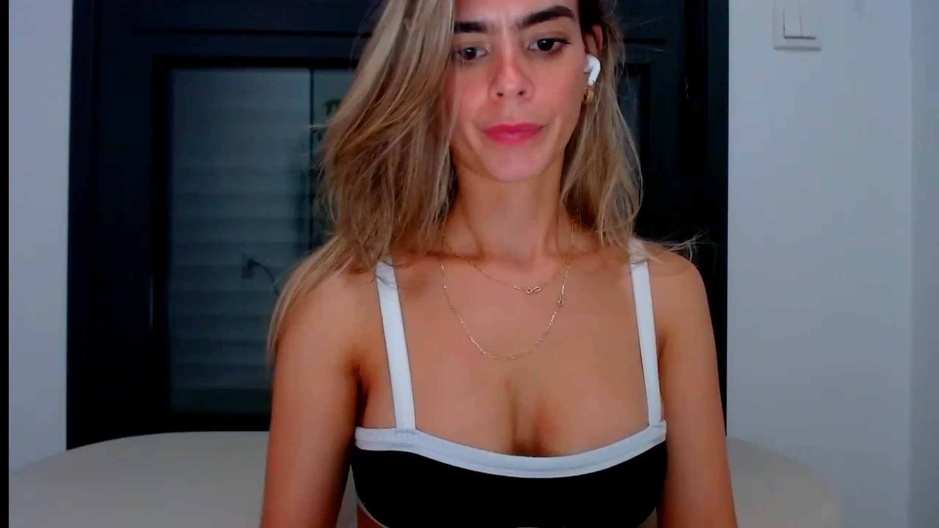 Gallery image thumbnail from fresagirl's myfreecams stream on, 08/07/2024, 24:25 image 19 of 20