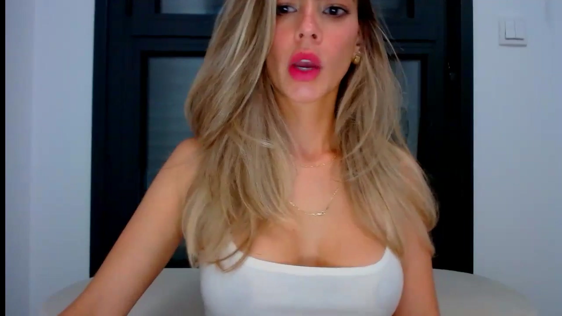 Gallery image thumbnail from fresagirl's myfreecams stream on, 08/13/2024, 19:06 image 9 of 20