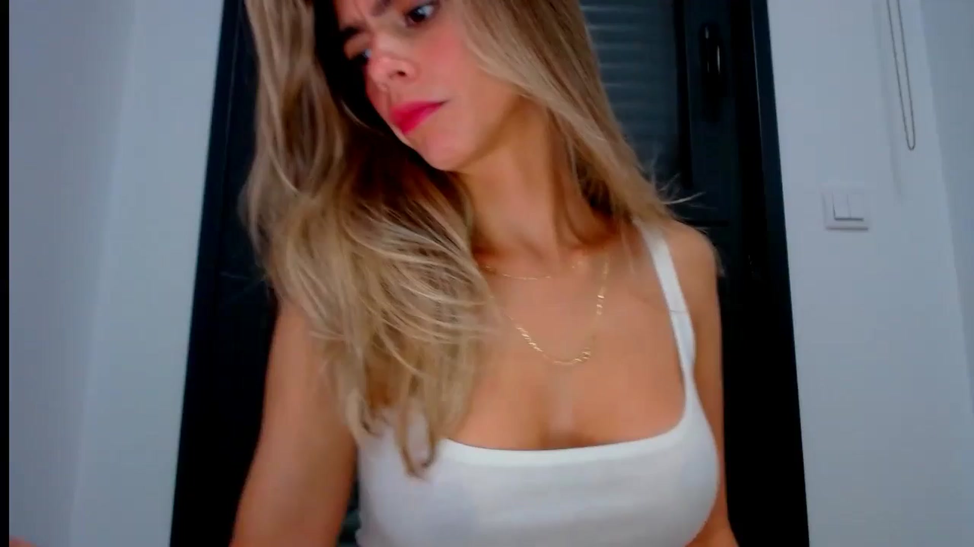 Gallery image thumbnail from fresagirl's myfreecams stream on, 08/13/2024, 19:06 image 4 of 20