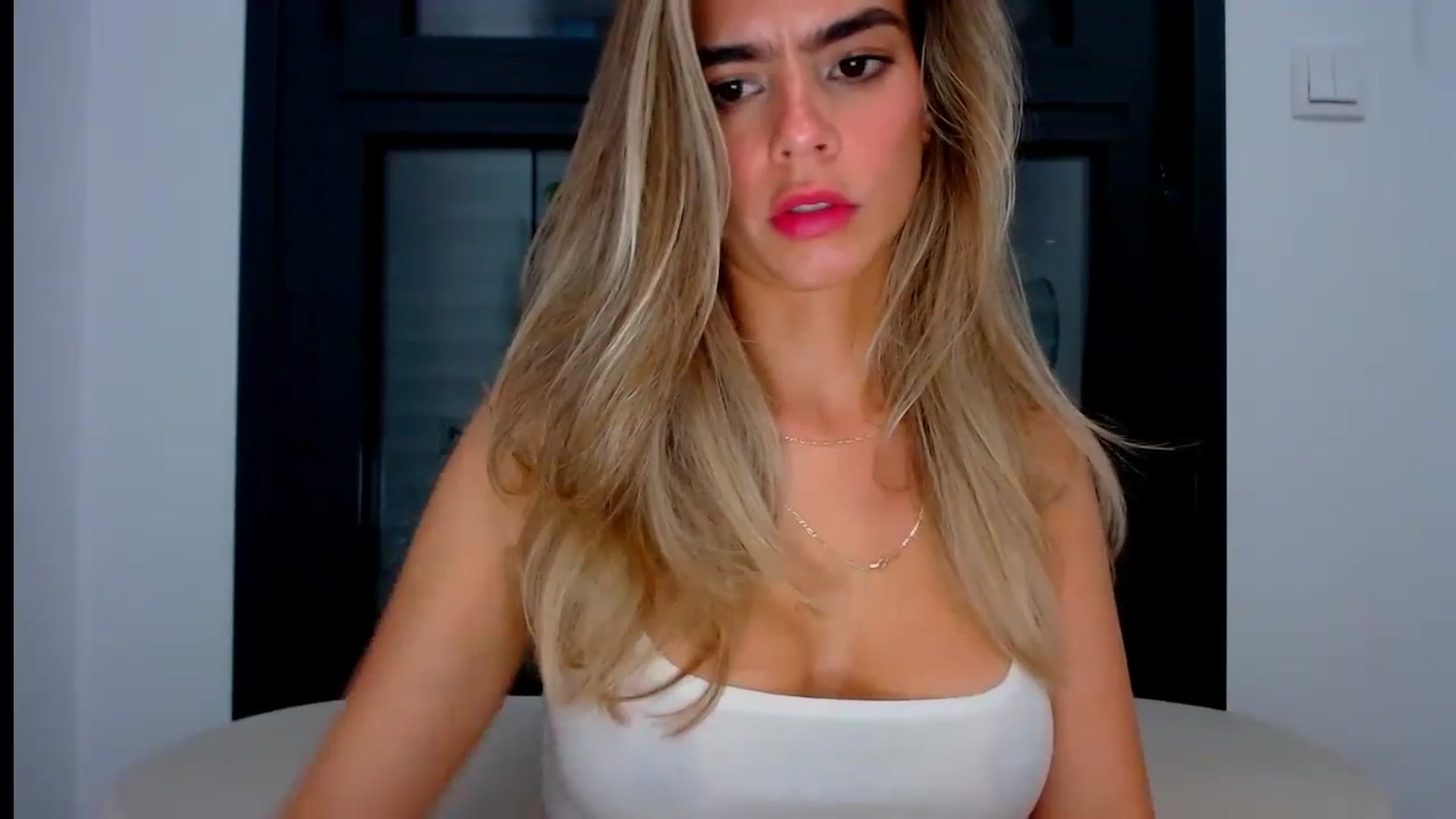 Gallery image thumbnail from fresagirl's myfreecams stream on, 08/13/2024, 19:06 image 11 of 20