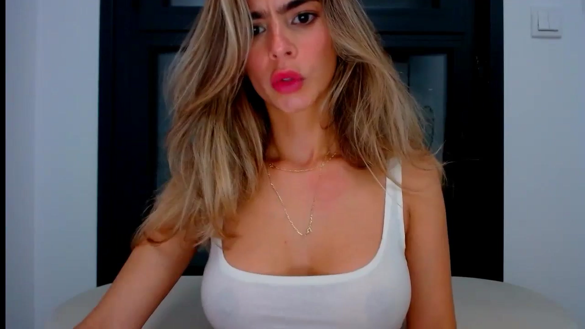 Gallery image thumbnail from fresagirl's myfreecams stream on, 08/13/2024, 19:06 image 20 of 20