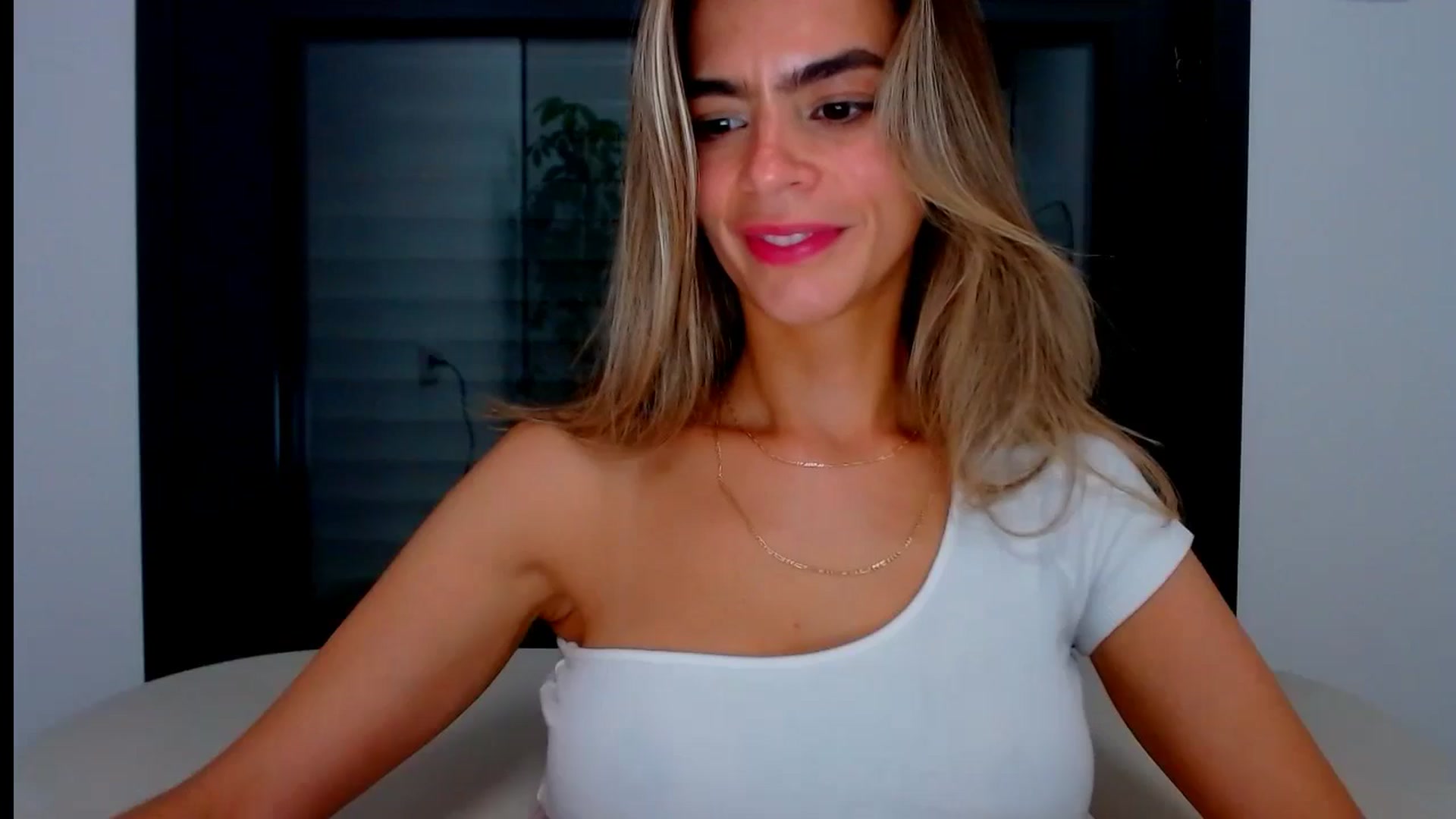 Gallery image thumbnail from fresagirl's myfreecams stream on, 08/13/2024, 22:55 image 15 of 20