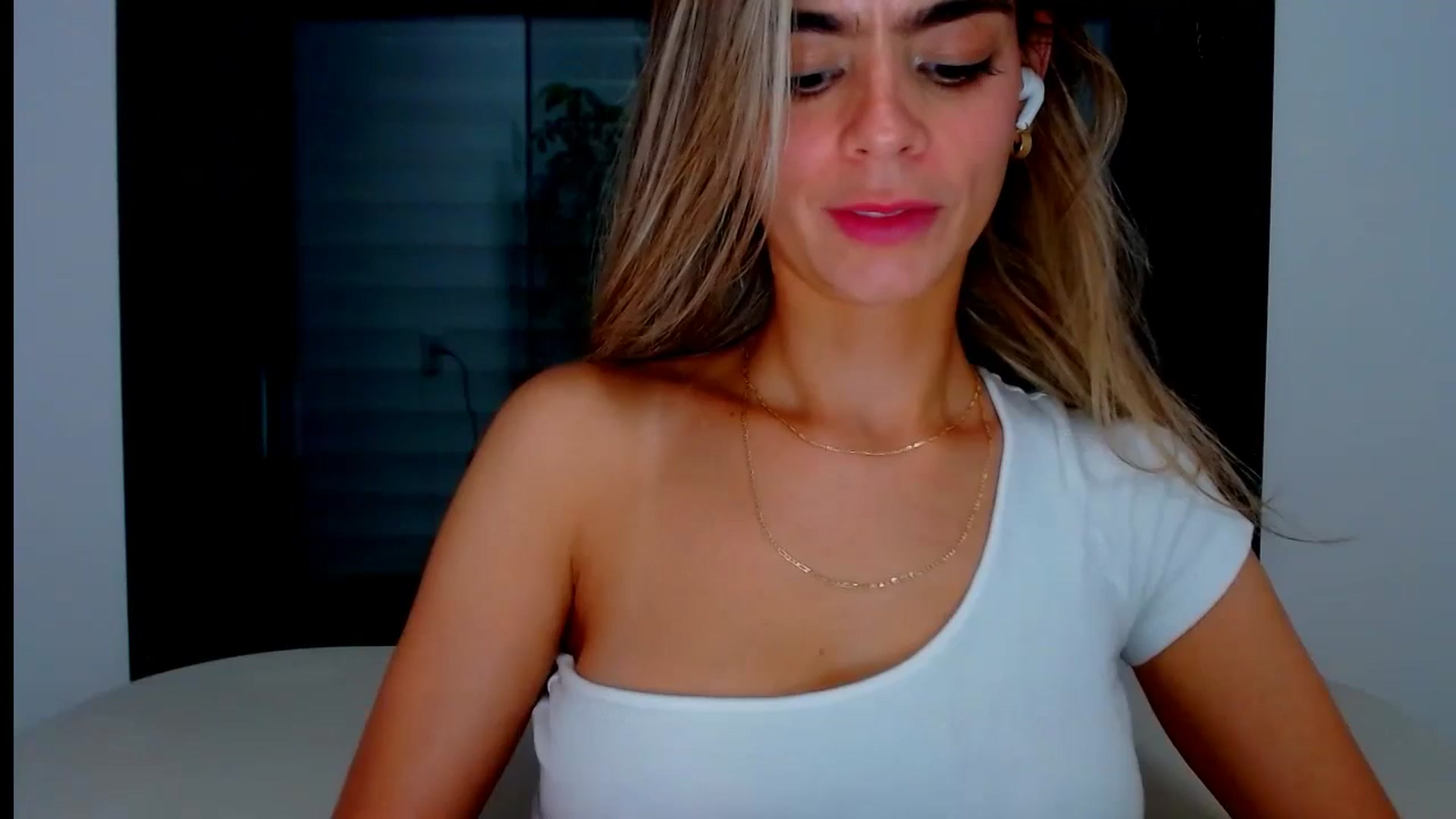 Gallery image thumbnail from fresagirl's myfreecams stream on, 08/13/2024, 22:55 image 18 of 20