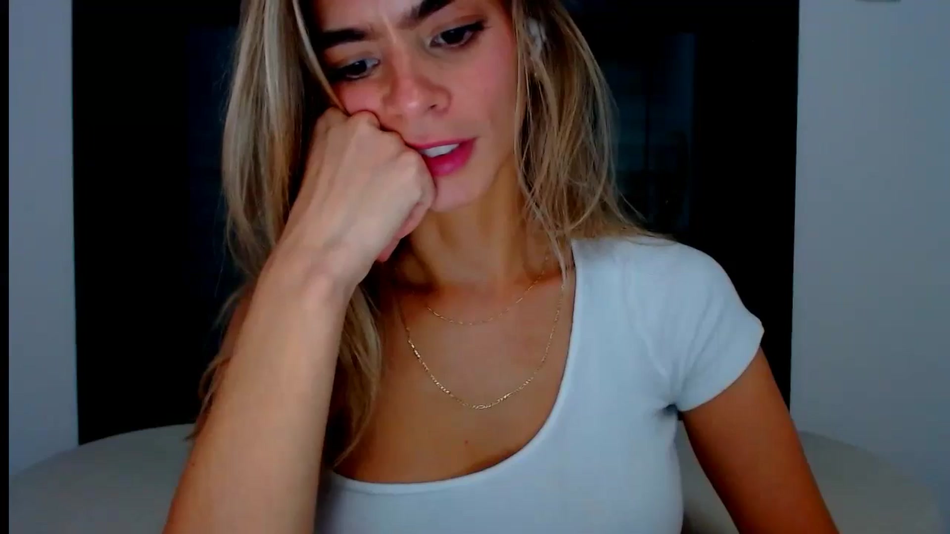 Gallery image thumbnail from fresagirl's myfreecams stream on, 08/13/2024, 22:55 image 16 of 20