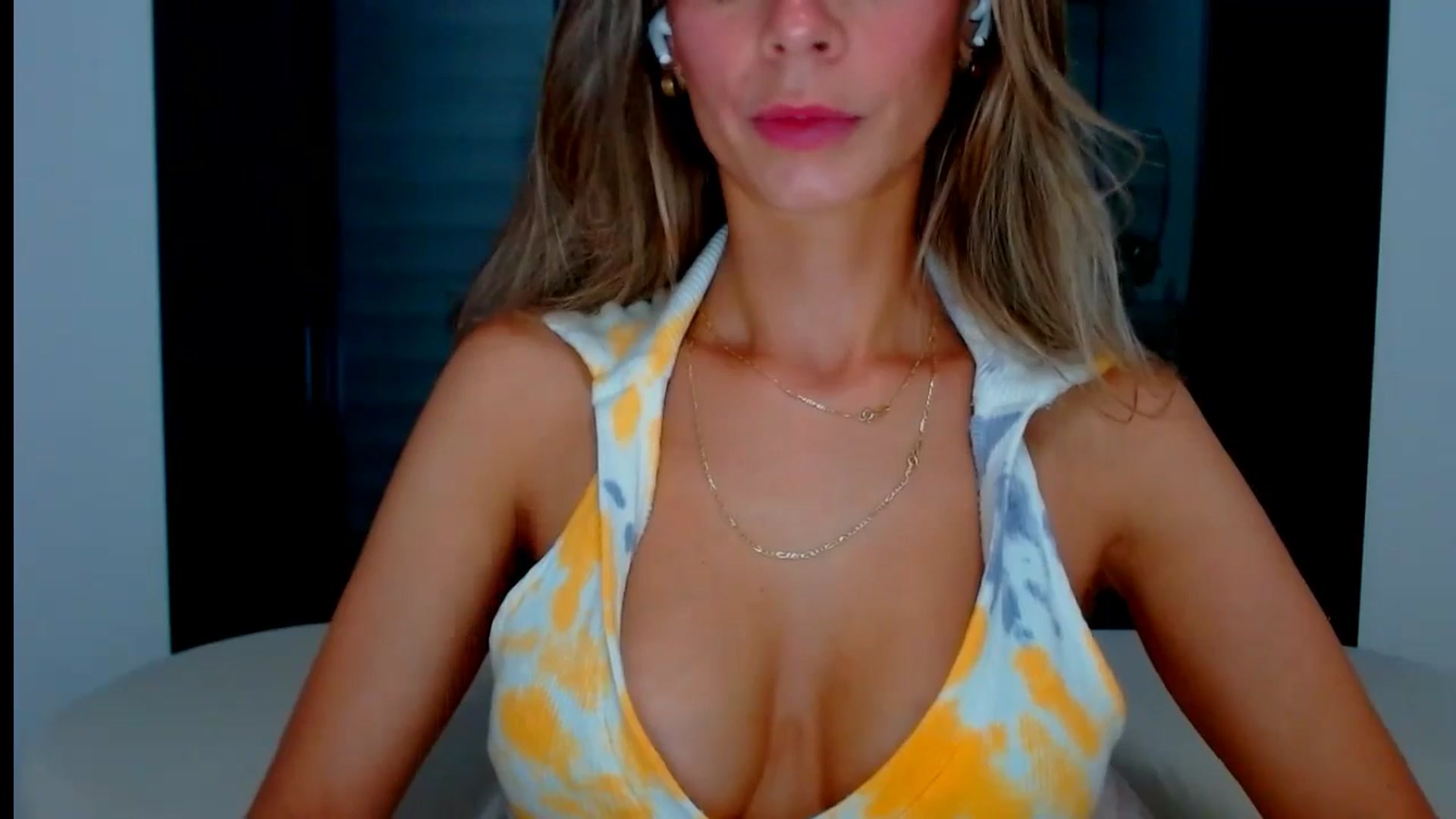 Gallery image thumbnail from fresagirl's myfreecams stream on, 08/14/2024, 21:00 image 8 of 20