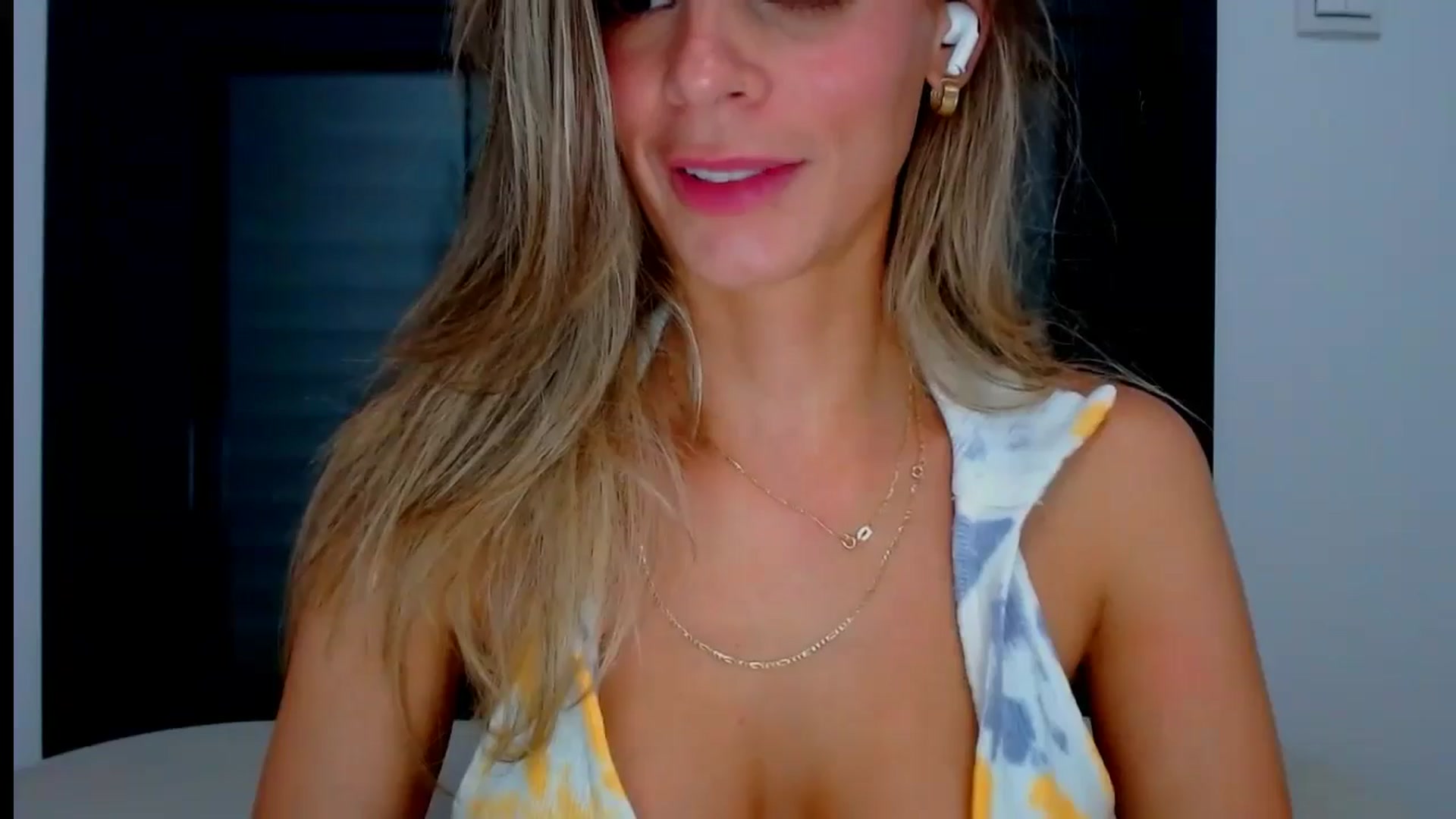 Gallery image thumbnail from fresagirl's myfreecams stream on, 08/14/2024, 21:00 image 18 of 20