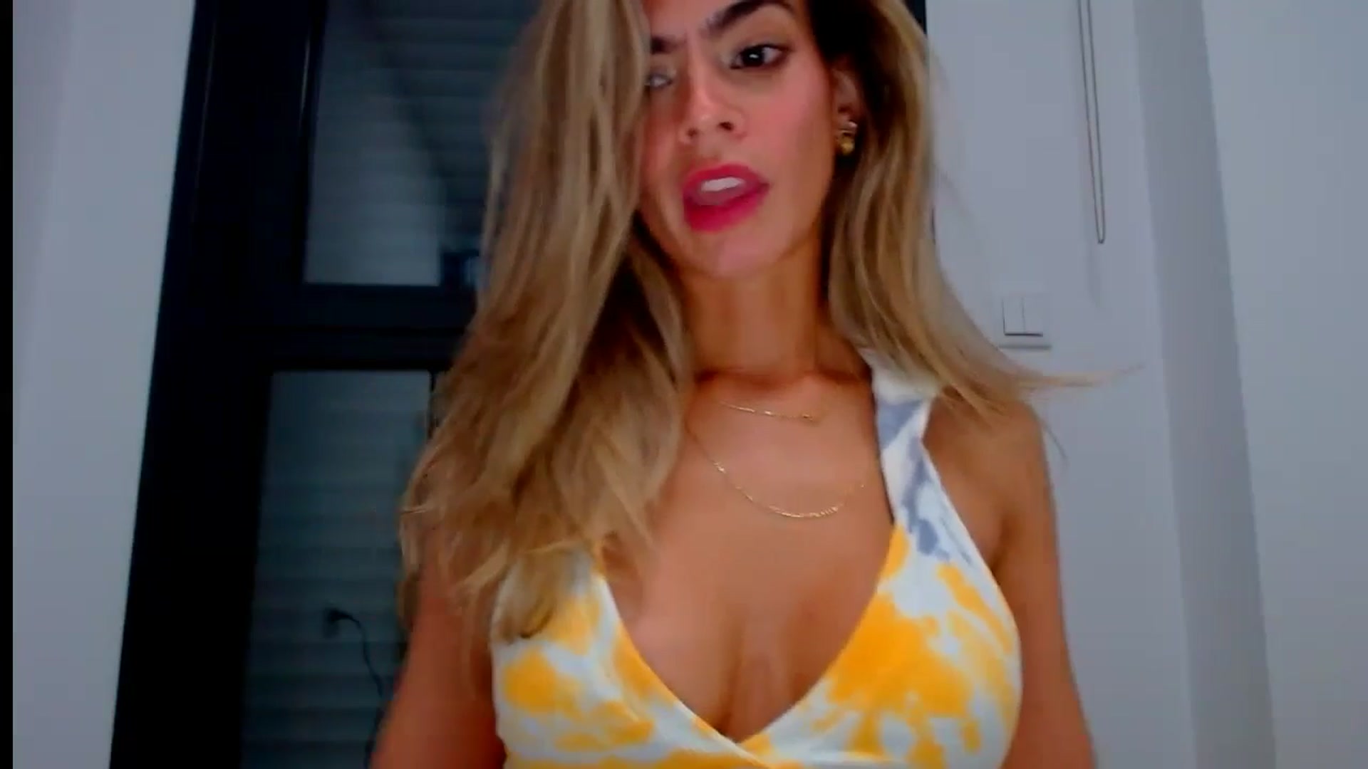 Gallery image thumbnail from fresagirl's myfreecams stream on, 08/14/2024, 22:33 image 6 of 20