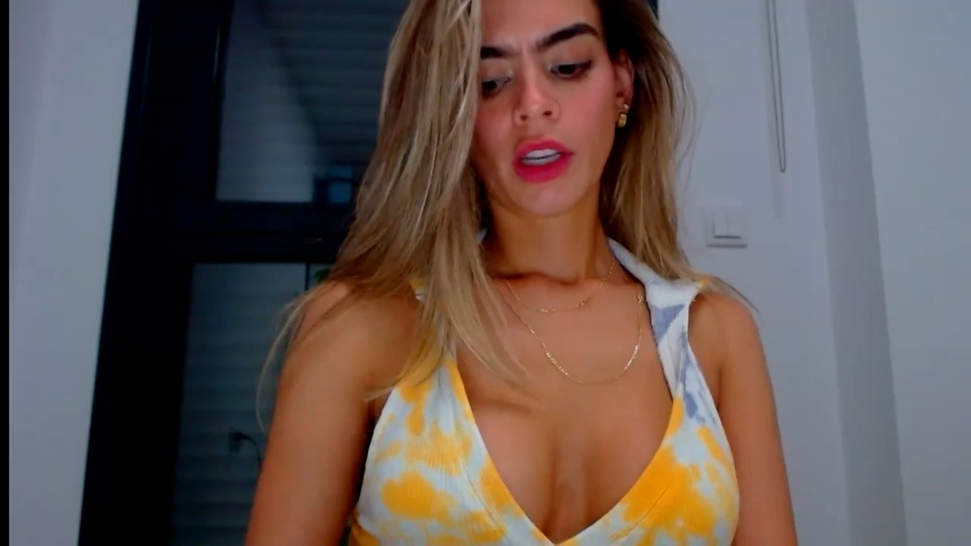 Gallery image thumbnail from fresagirl's myfreecams stream on, 08/14/2024, 22:33 image 7 of 20