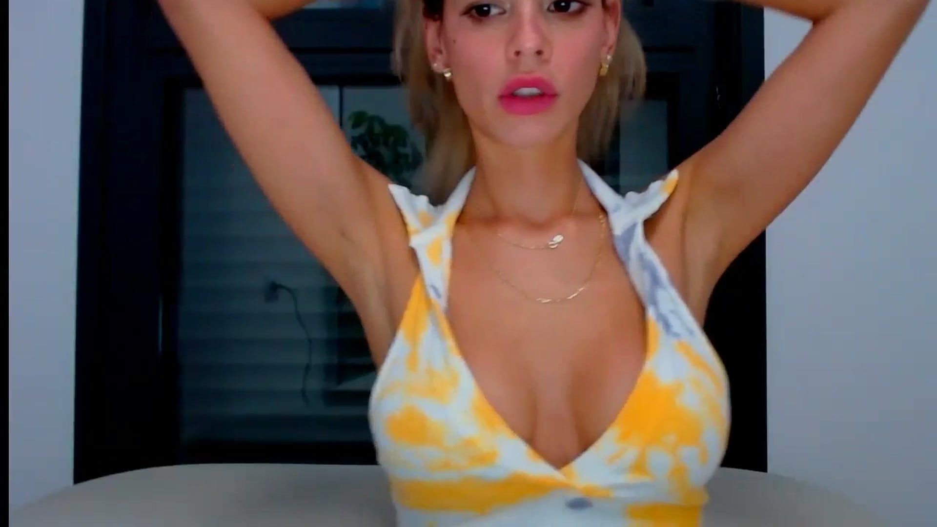 Gallery image thumbnail from fresagirl's myfreecams stream on, 08/14/2024, 22:33 image 10 of 20