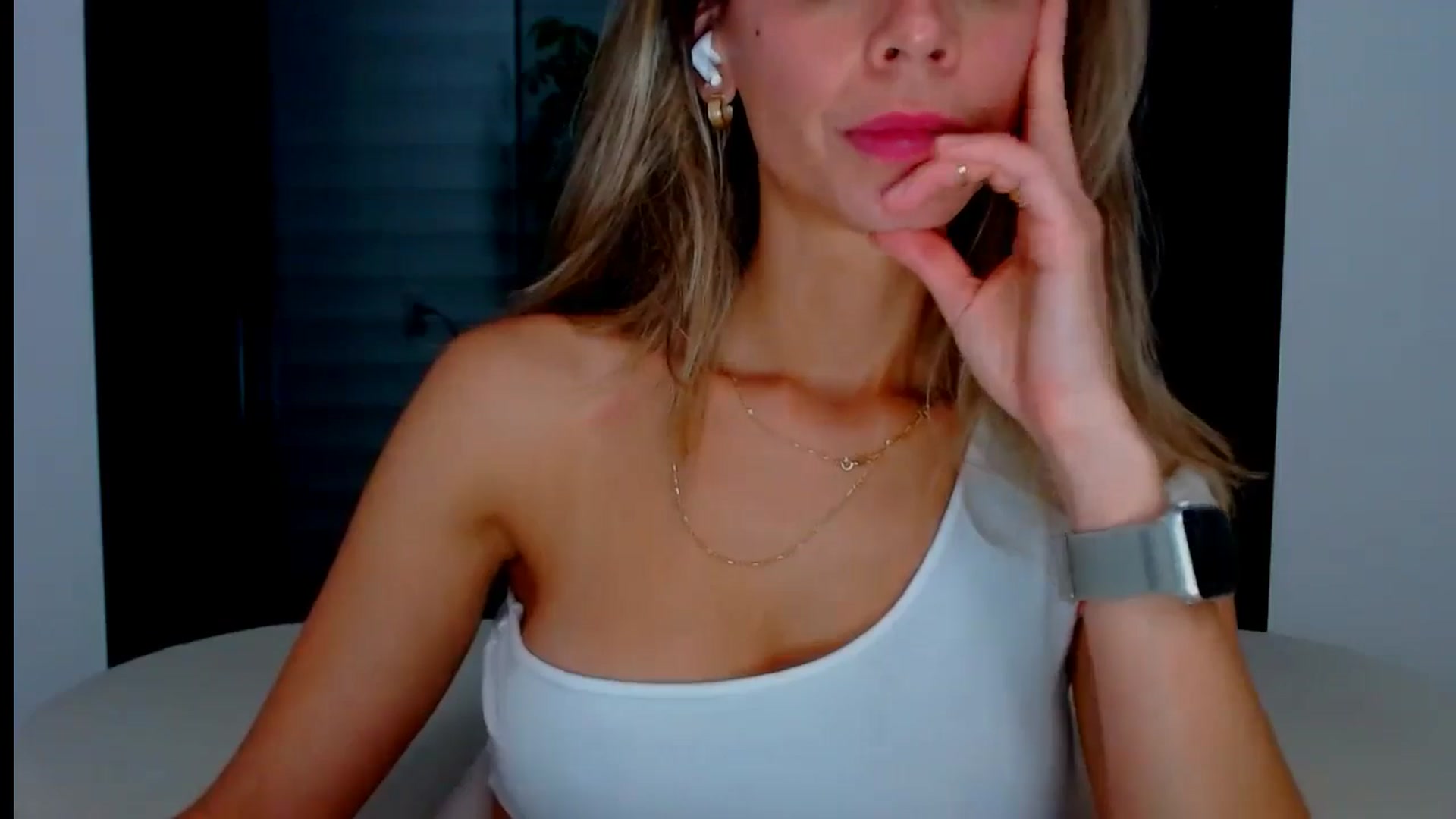 Gallery image thumbnail from fresagirl's myfreecams stream on, 08/14/2024, 23:28 image 15 of 20