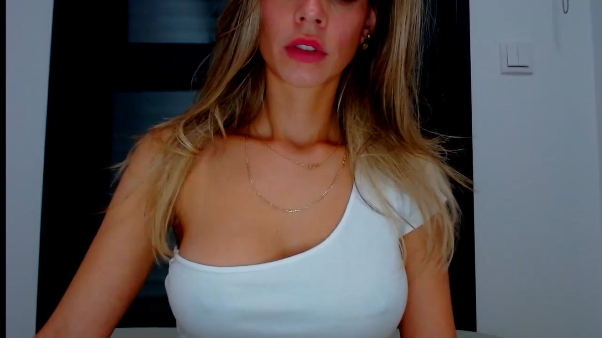 Gallery image thumbnail from fresagirl's myfreecams stream on, 08/14/2024, 23:28 image 3 of 20