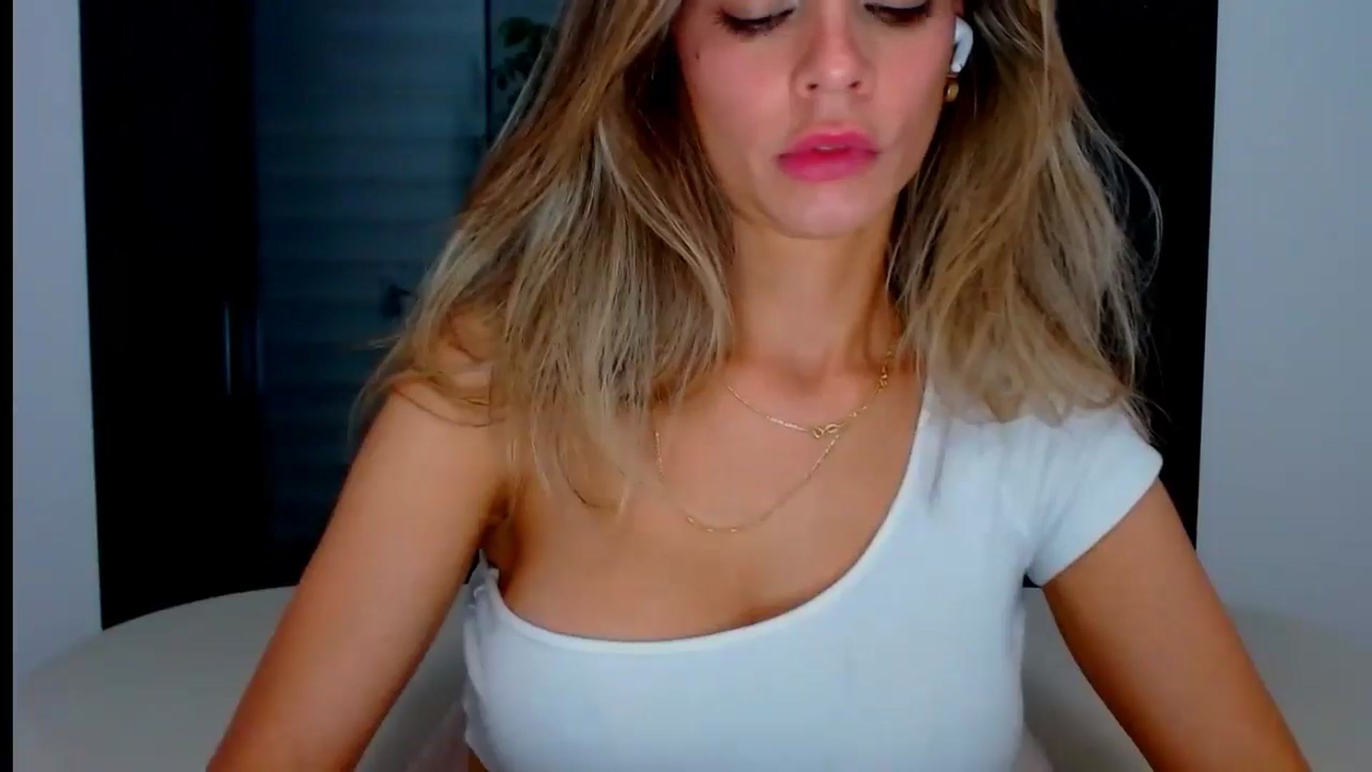 Gallery image thumbnail from fresagirl's myfreecams stream on, 08/14/2024, 23:28 image 17 of 20