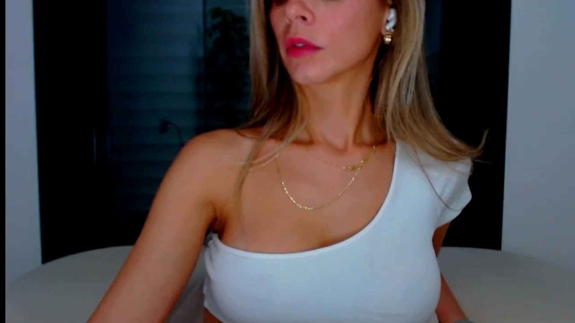 Gallery image thumbnail from fresagirl's myfreecams stream on, 08/14/2024, 23:28 image 11 of 20