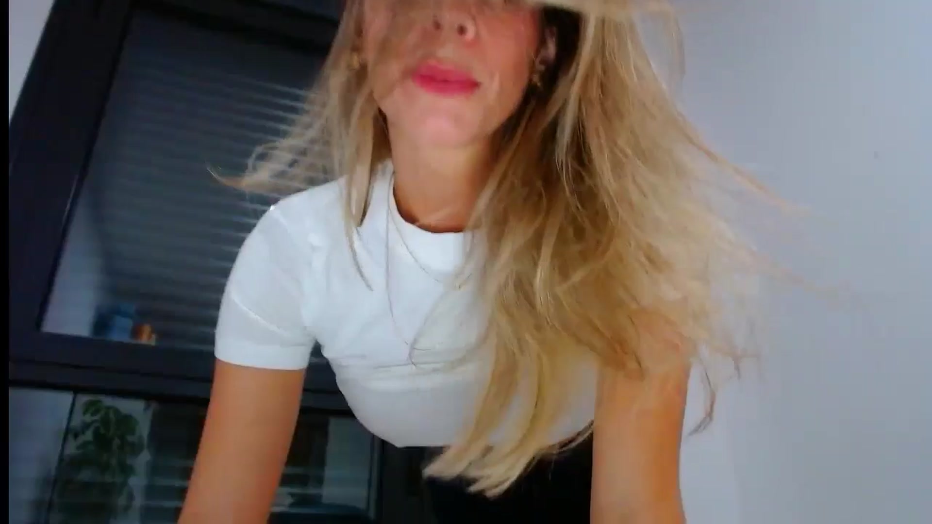 Gallery image thumbnail from fresagirl's myfreecams stream on, 08/15/2024, 22:14 image 3 of 20