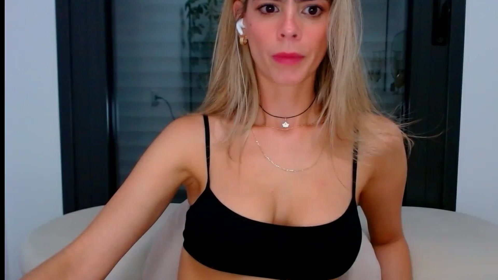 Gallery image thumbnail from fresagirl's myfreecams stream on, 08/21/2024, 21:49 image 6 of 20