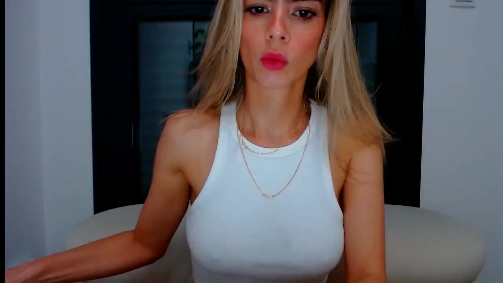 Gallery image thumbnail from fresagirl's myfreecams stream on, 08/26/2024, 21:51 image 3 of 20