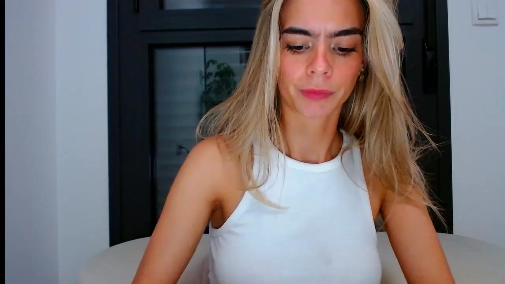 Gallery image thumbnail from fresagirl's myfreecams stream on, 08/26/2024, 23:32 image 20 of 20