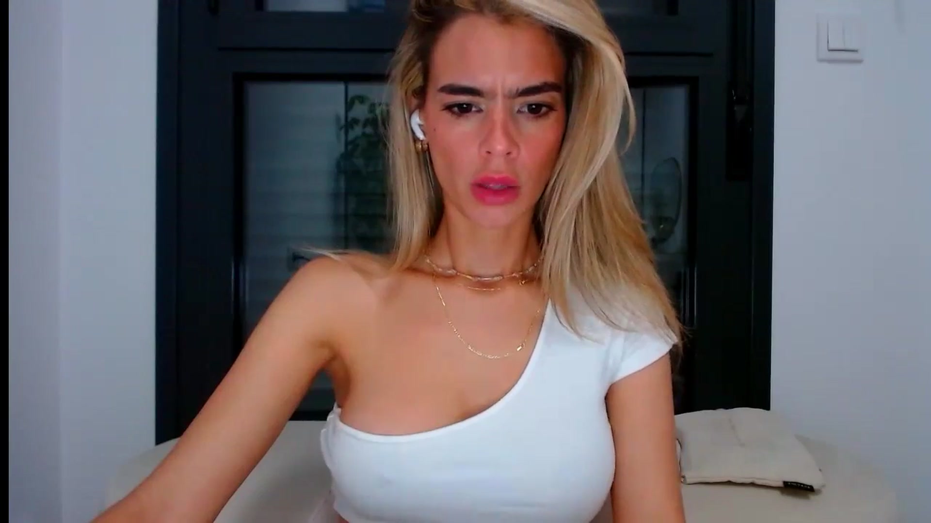 Gallery image thumbnail from fresagirl's myfreecams stream on, 08/27/2024, 21:26 image 18 of 20