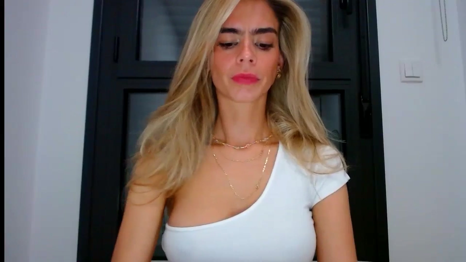 Gallery image thumbnail from fresagirl's myfreecams stream on, 08/27/2024, 21:26 image 4 of 20