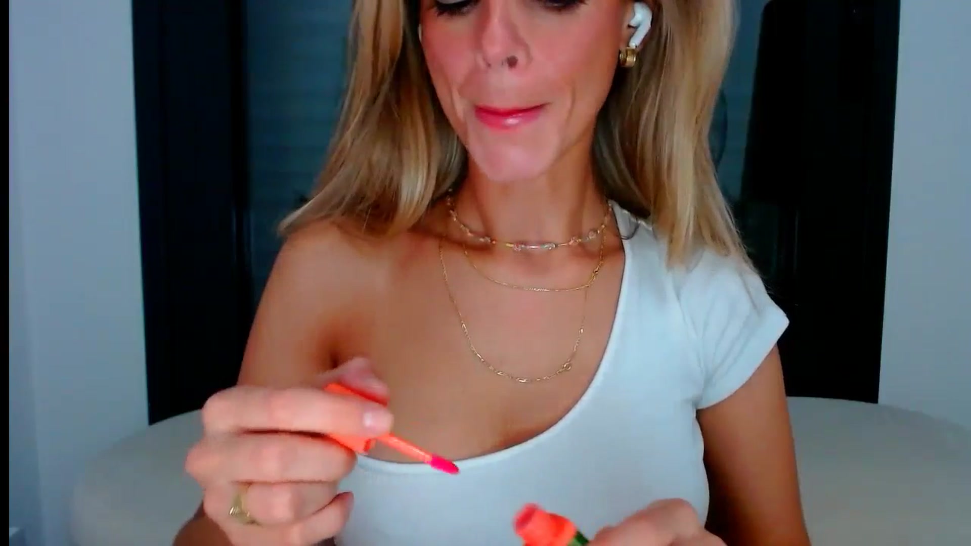 Gallery image thumbnail from fresagirl's myfreecams stream on, 08/27/2024, 22:19 image 3 of 20