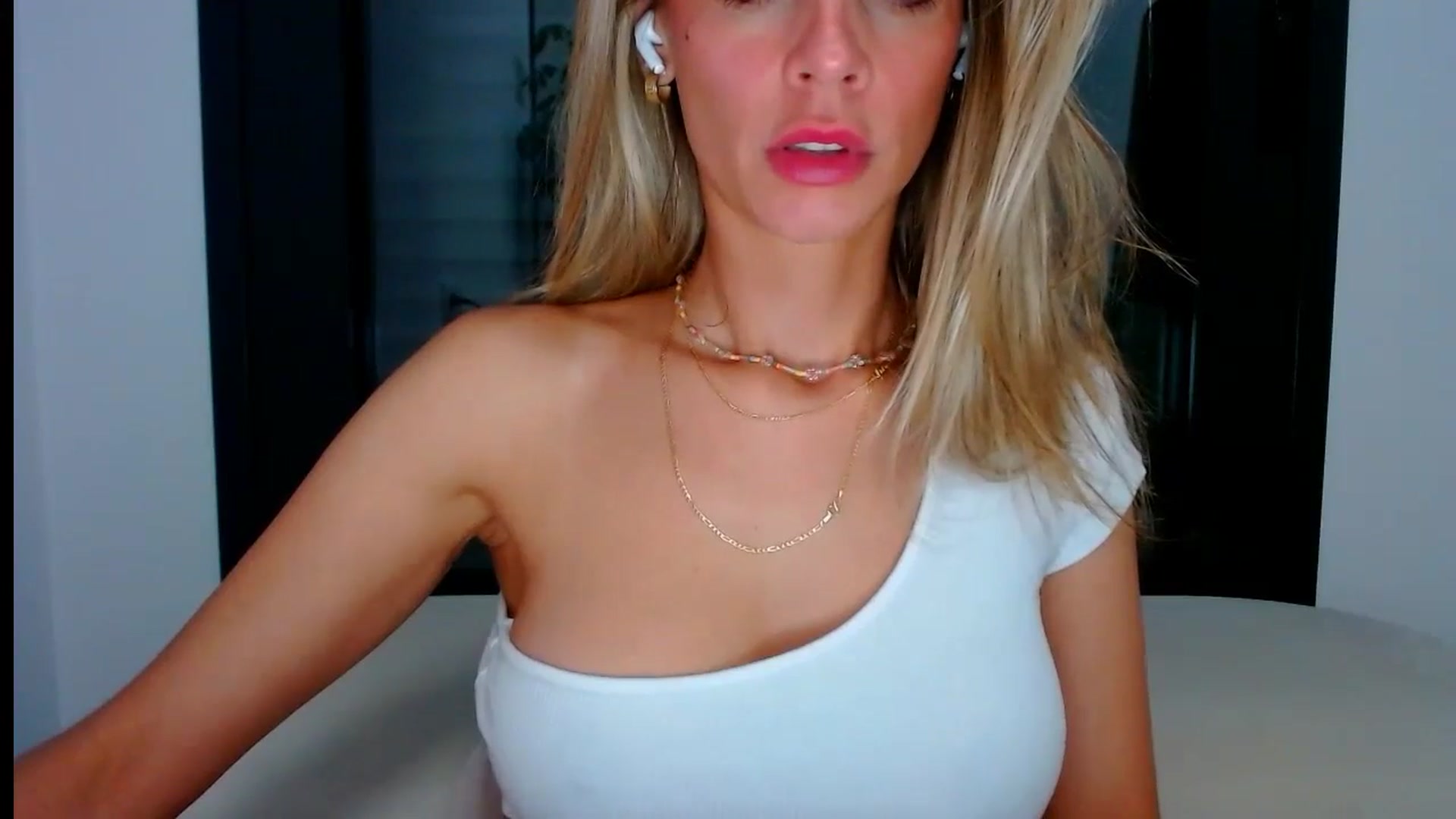 Gallery image thumbnail from fresagirl's myfreecams stream on, 08/27/2024, 22:19 image 2 of 20