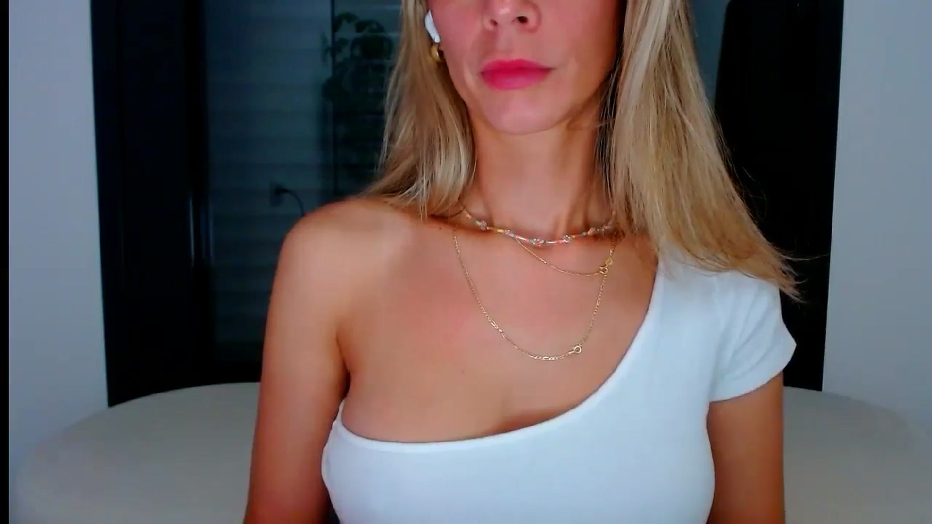 Gallery image thumbnail from fresagirl's myfreecams stream on, 08/27/2024, 22:19 image 18 of 20