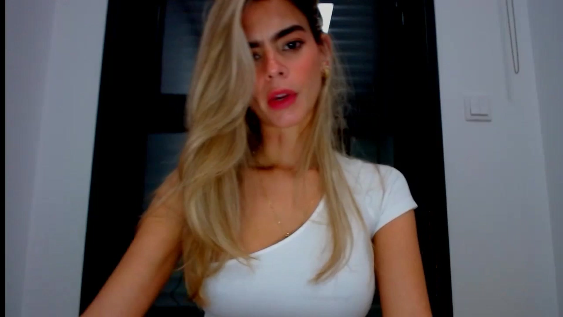 Gallery image thumbnail from fresagirl's myfreecams stream on, 10/01/2024, 22:01 image 1 of 20