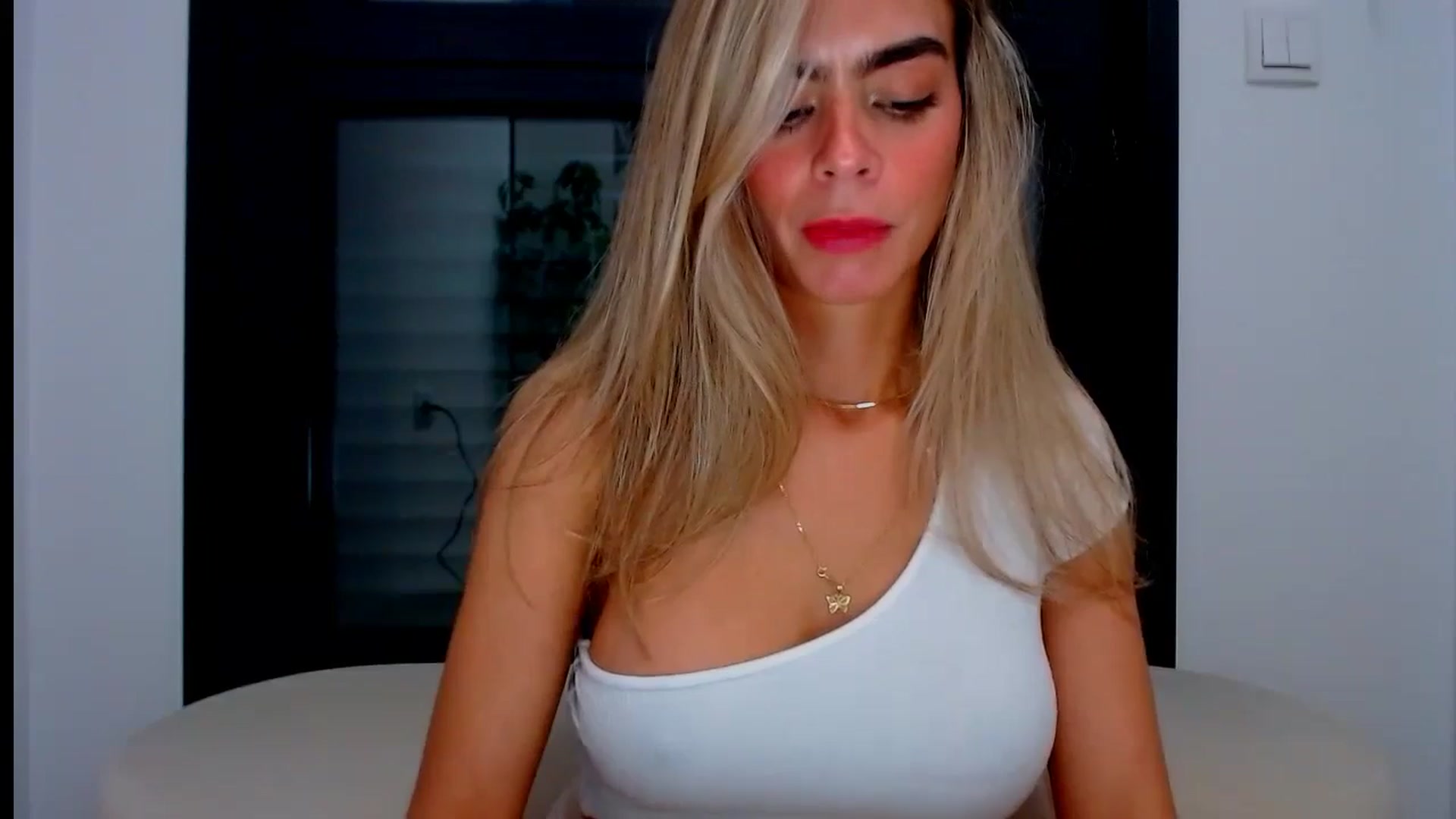 Gallery image thumbnail from fresagirl's myfreecams stream on, 10/01/2024, 22:01 image 6 of 20