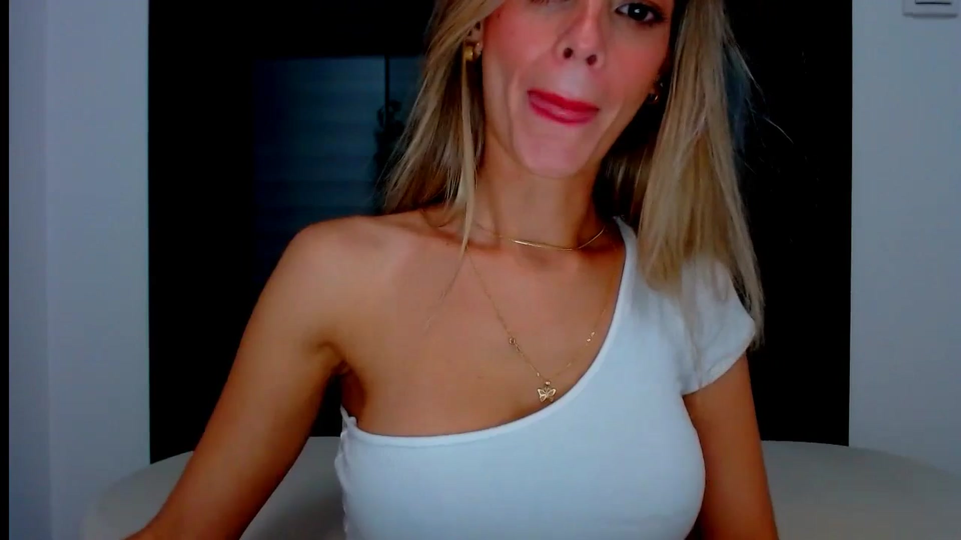 Gallery image thumbnail from fresagirl's myfreecams stream on, 10/01/2024, 22:01 image 12 of 20