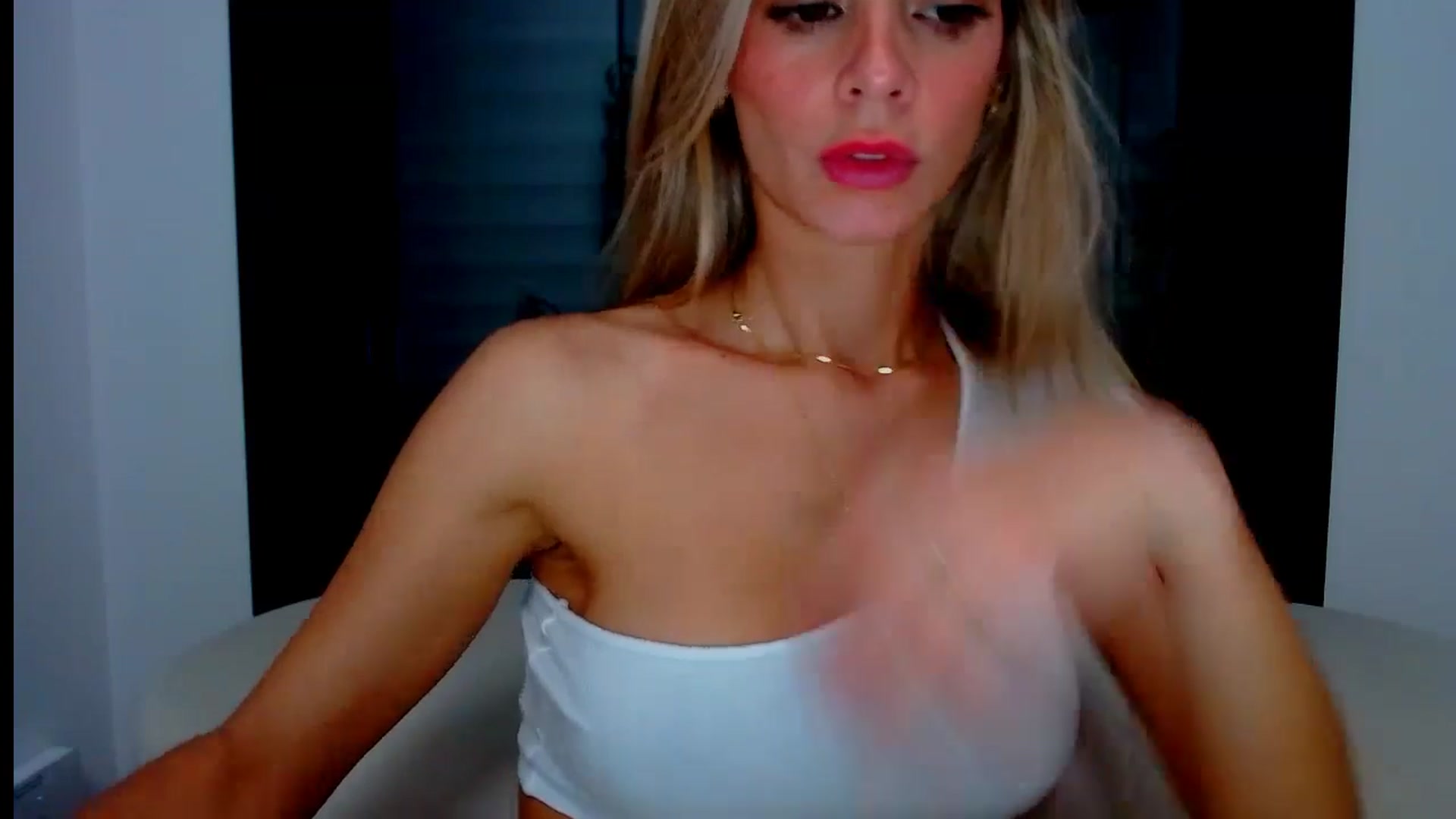 Gallery image thumbnail from fresagirl's myfreecams stream on, 10/01/2024, 22:01 image 18 of 20