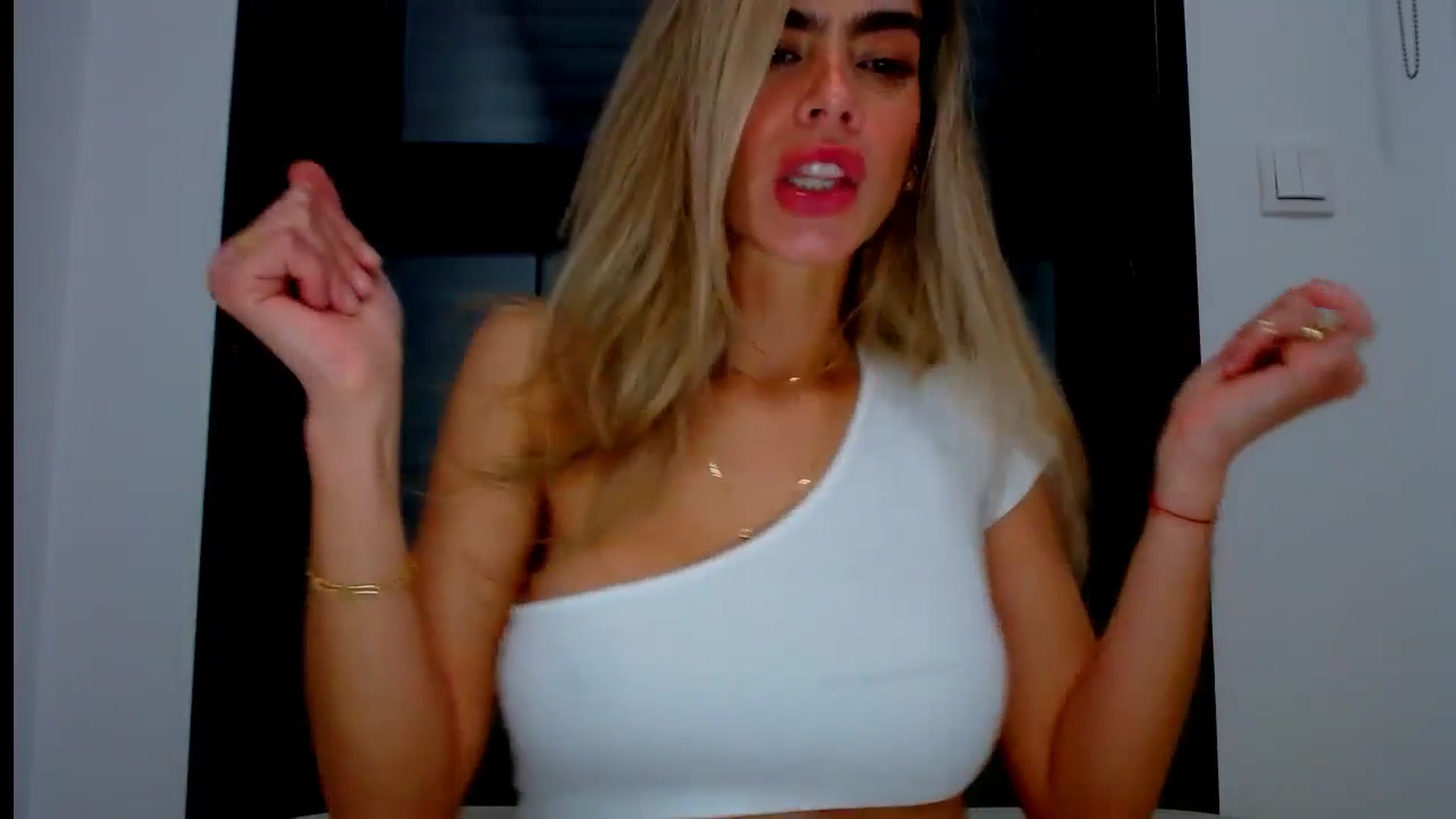 Gallery image thumbnail from fresagirl's myfreecams stream on, 10/01/2024, 22:01 image 5 of 20