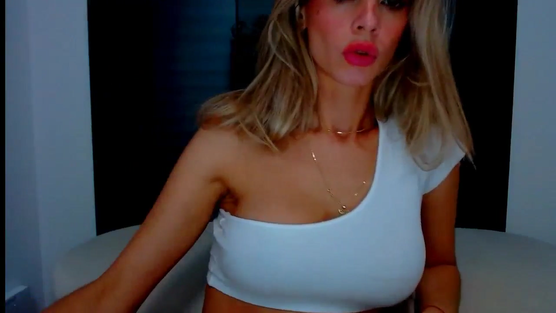 Gallery image thumbnail from fresagirl's myfreecams stream on, 10/01/2024, 22:01 image 17 of 20