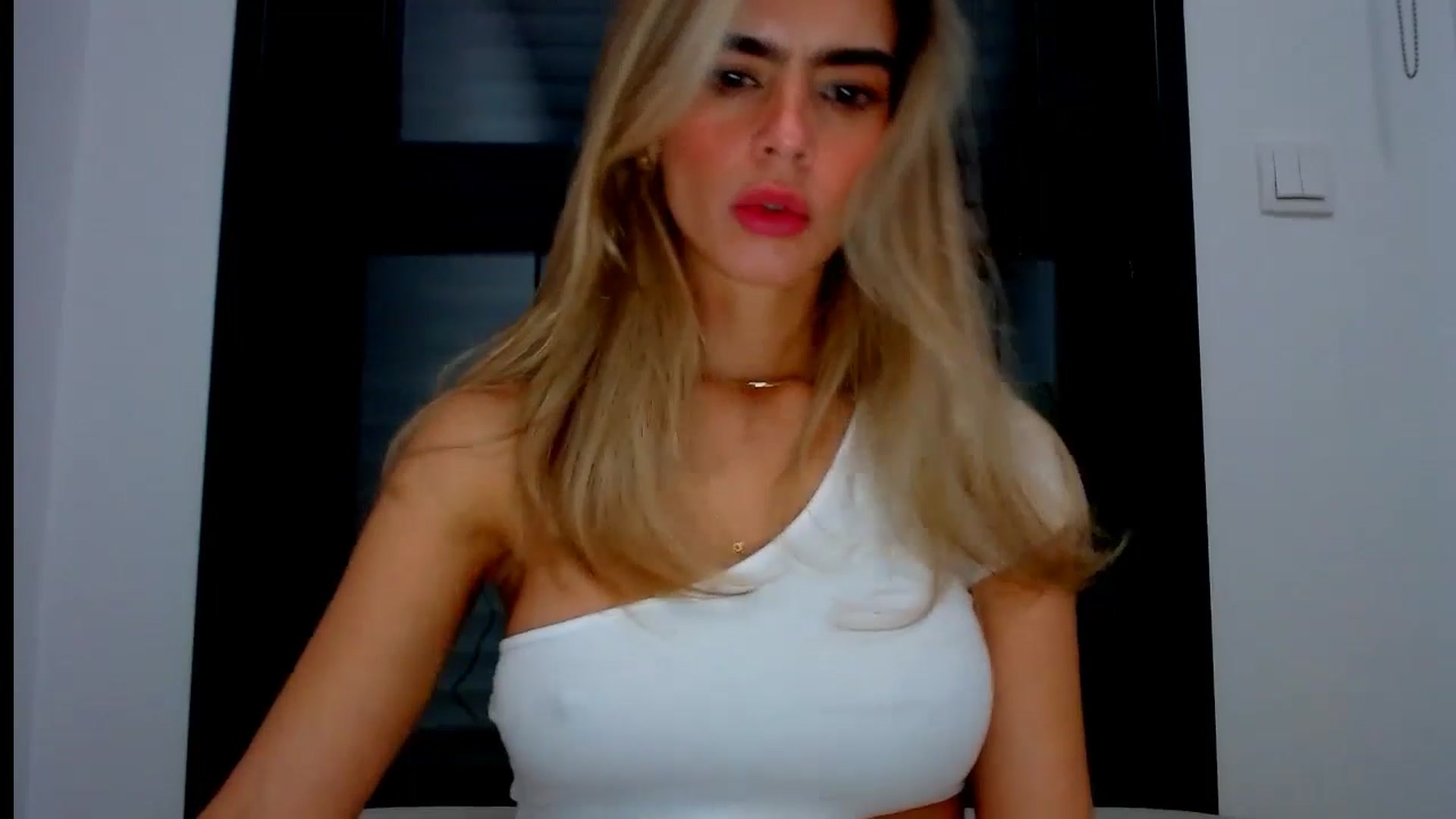 Gallery image thumbnail from fresagirl's myfreecams stream on, 10/01/2024, 22:01 image 2 of 20
