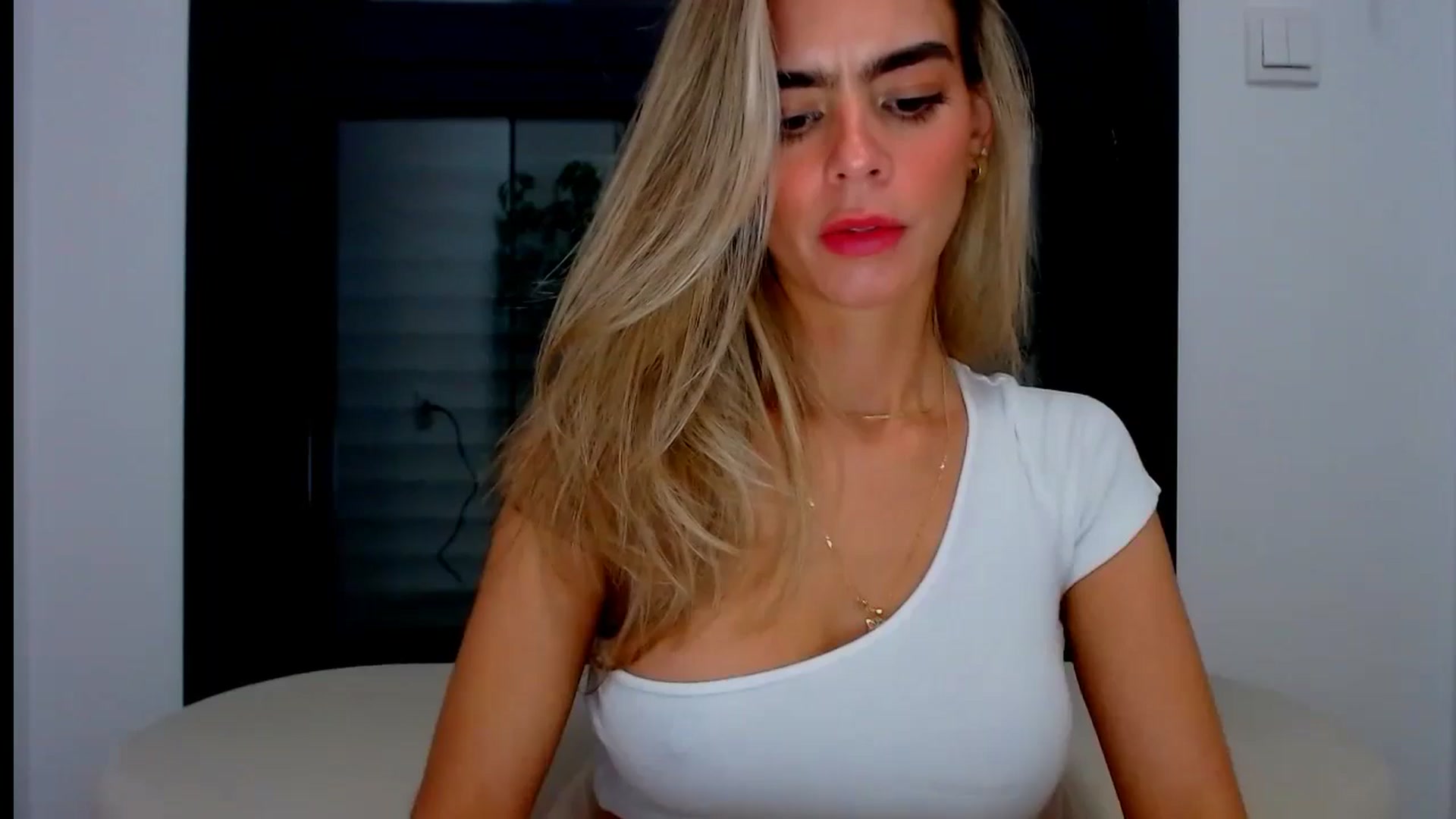 Gallery image thumbnail from fresagirl's myfreecams stream on, 10/01/2024, 22:01 image 7 of 20