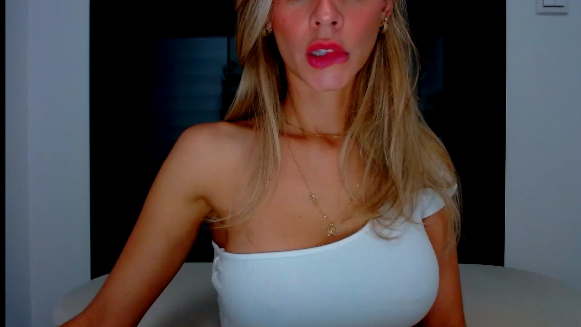 Gallery image thumbnail from fresagirl's myfreecams stream on, 10/01/2024, 22:01 image 11 of 20
