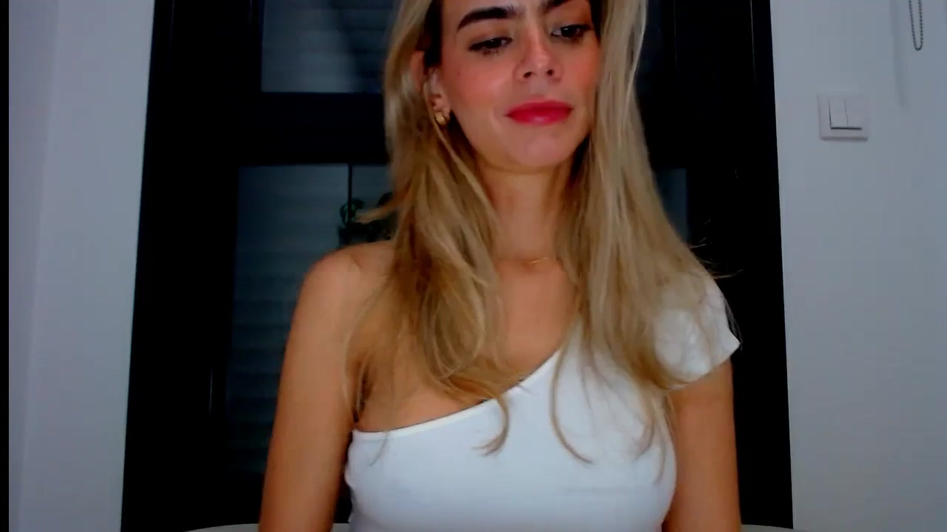 Gallery image thumbnail from fresagirl's myfreecams stream on, 10/01/2024, 22:01 image 4 of 20