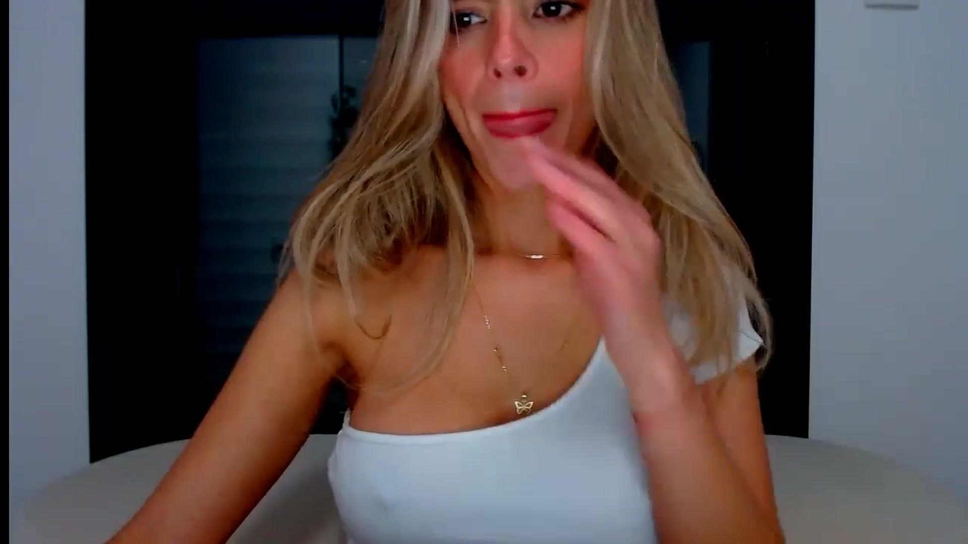 Gallery image thumbnail from fresagirl's myfreecams stream on, 10/01/2024, 22:01 image 9 of 20