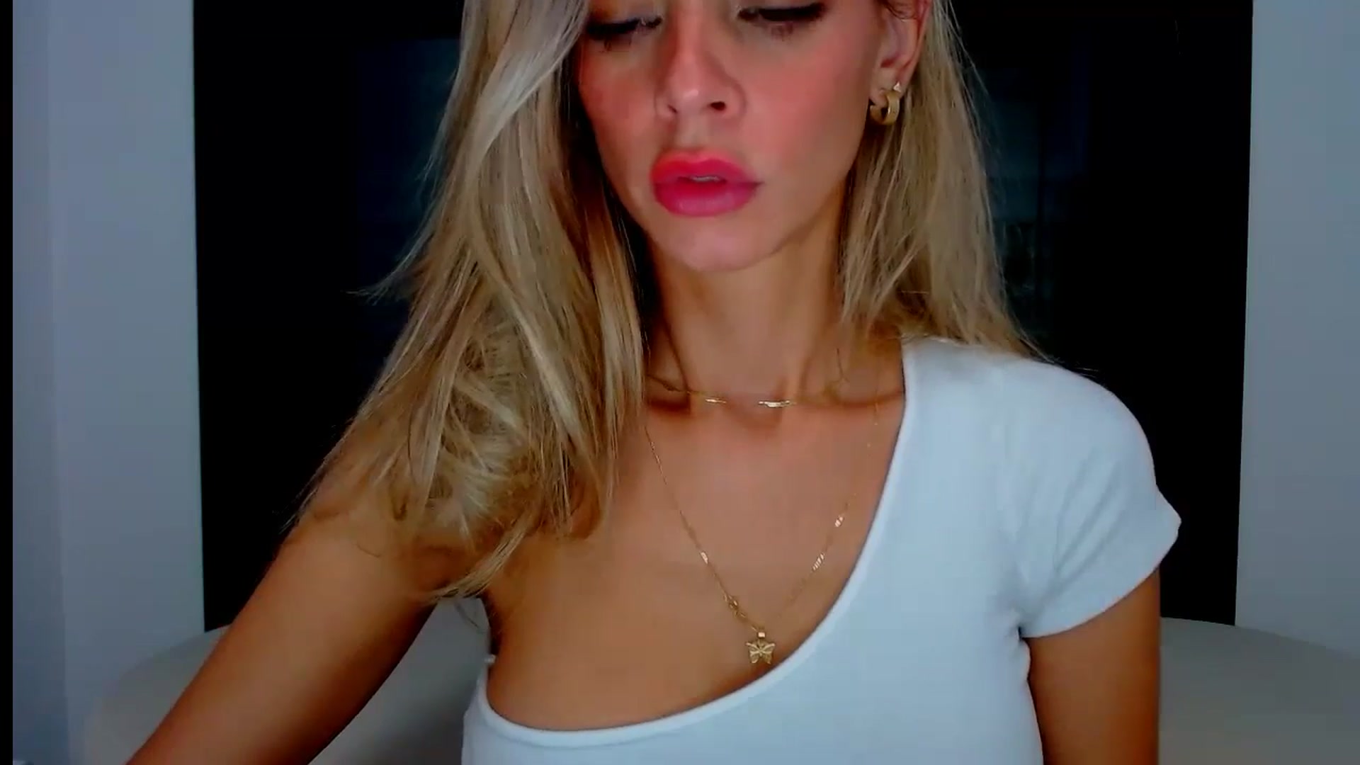 Gallery image thumbnail from fresagirl's myfreecams stream on, 10/01/2024, 22:01 image 19 of 20