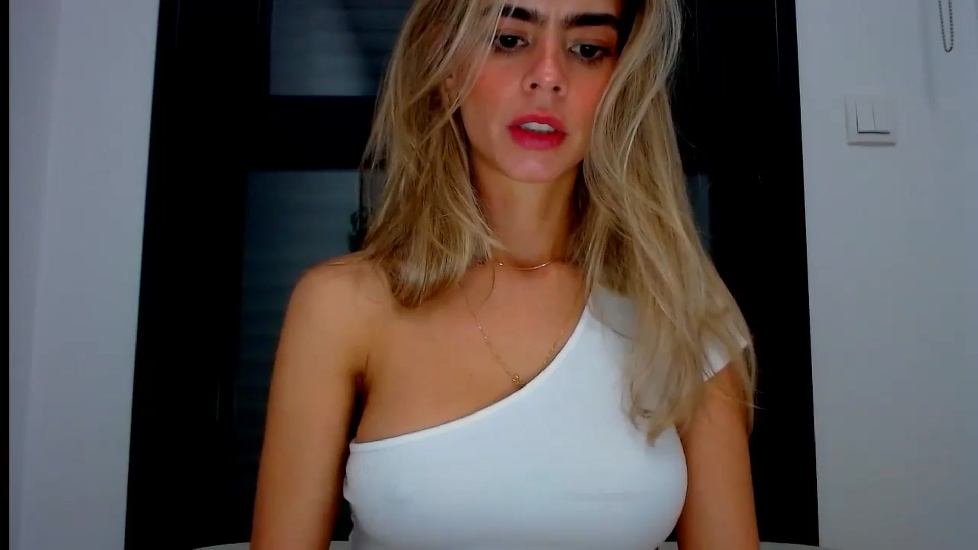 Gallery image thumbnail from fresagirl's myfreecams stream on, 10/01/2024, 22:01 image 3 of 20