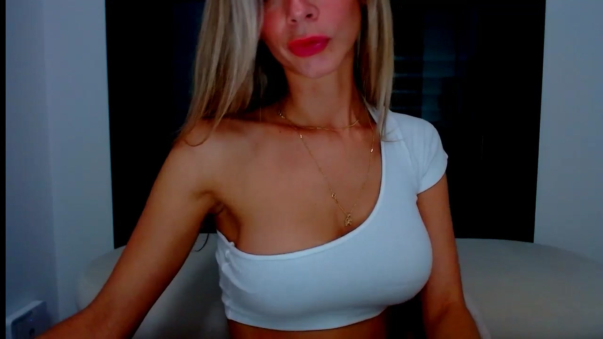 Gallery image thumbnail from fresagirl's myfreecams stream on, 10/01/2024, 22:01 image 16 of 20