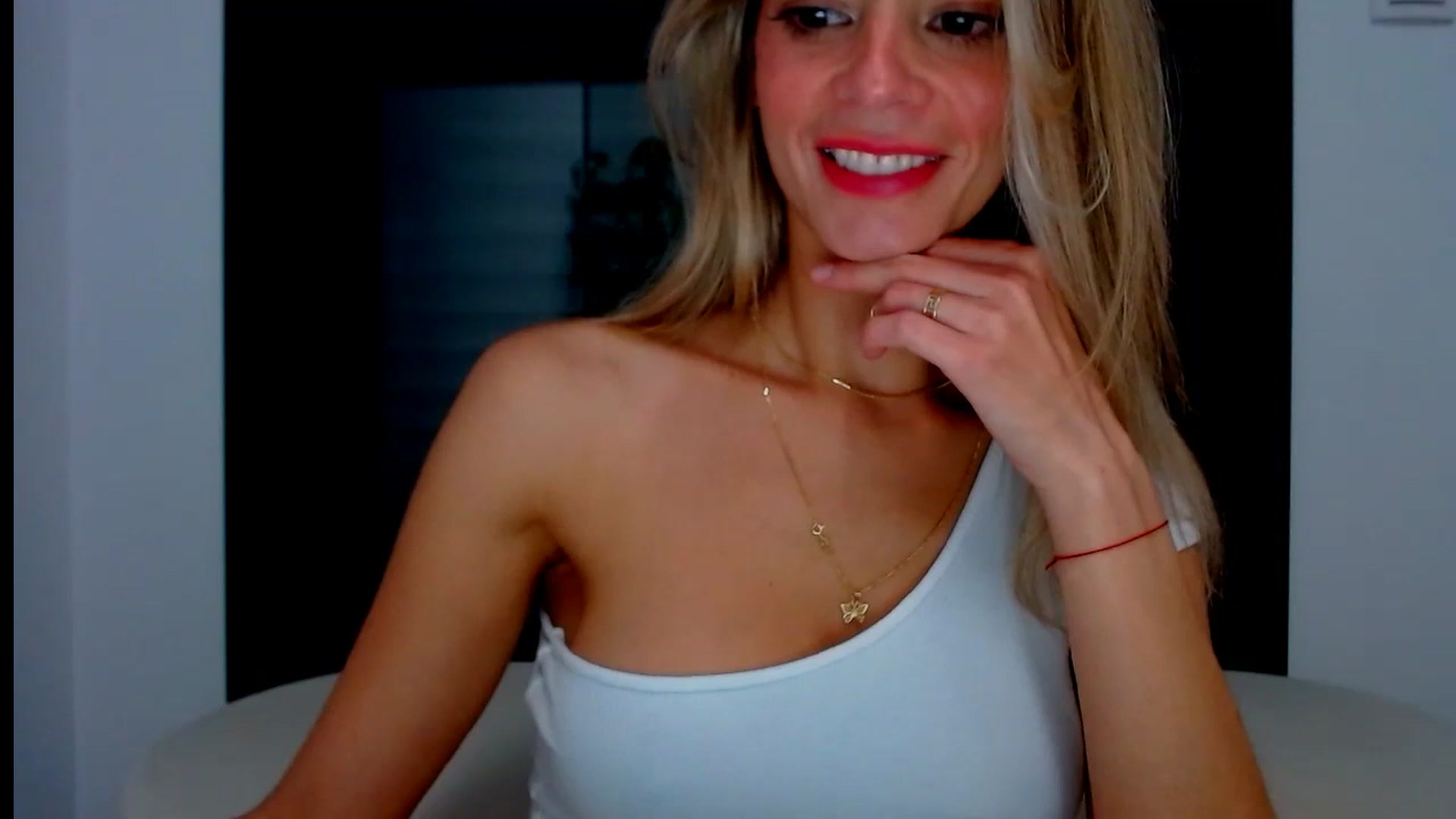 Gallery image thumbnail from fresagirl's myfreecams stream on, 10/01/2024, 22:01 image 13 of 20