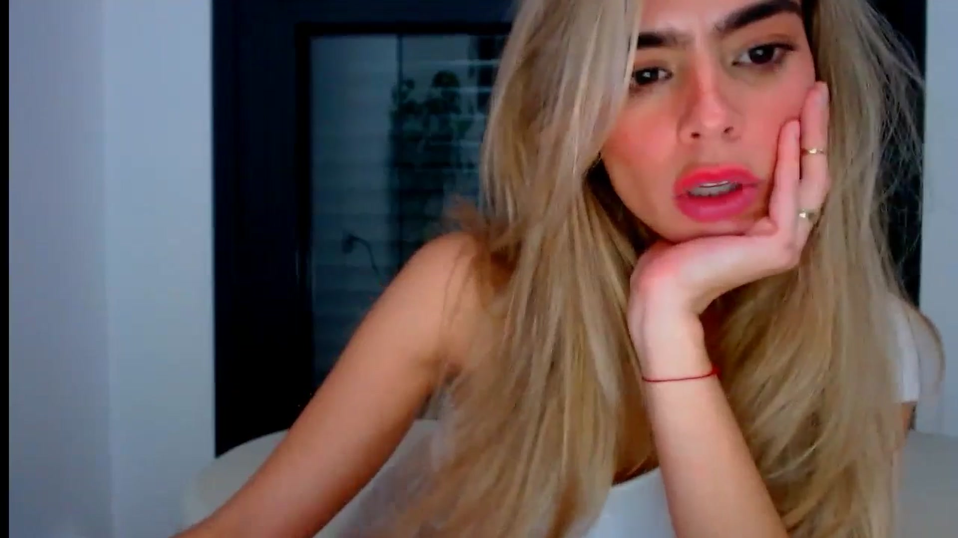 Gallery image thumbnail from fresagirl's myfreecams stream on, 10/01/2024, 23:15 image 19 of 20