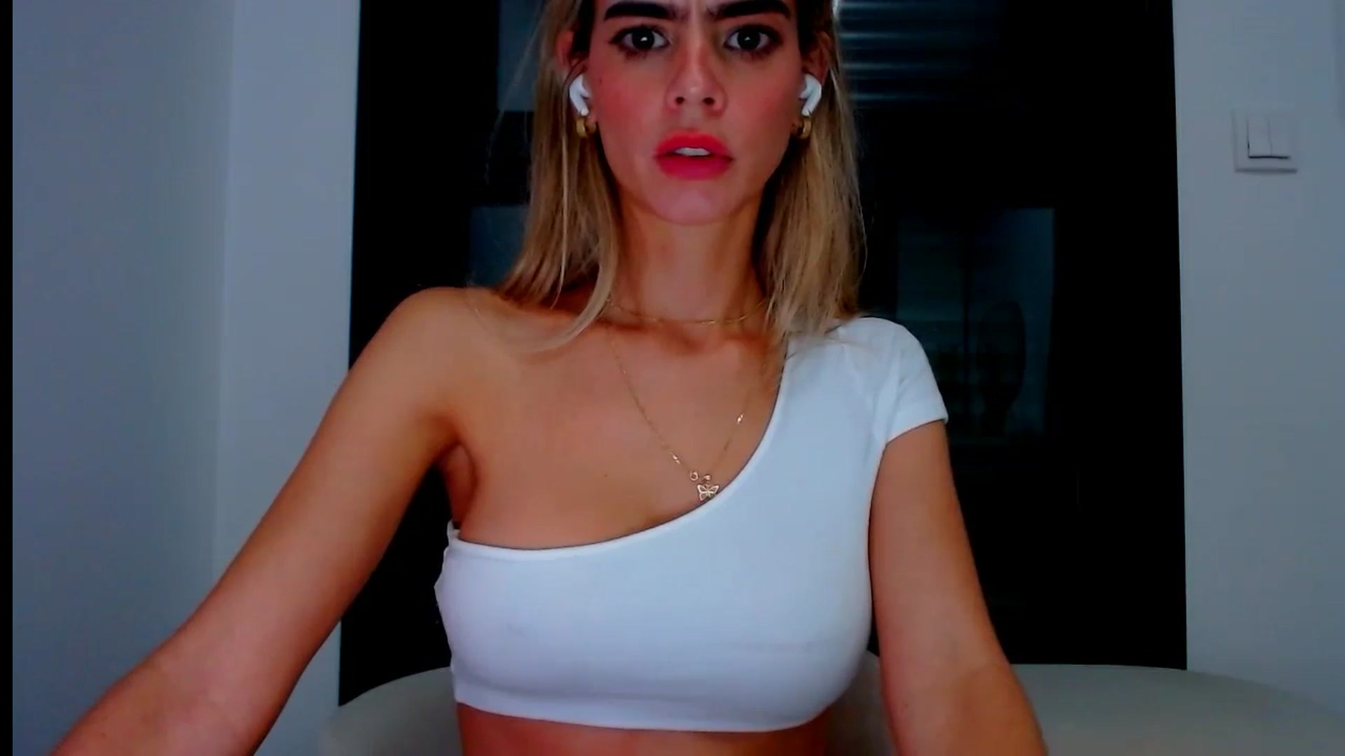 Gallery image thumbnail from fresagirl's myfreecams stream on, 10/01/2024, 23:15 image 6 of 20