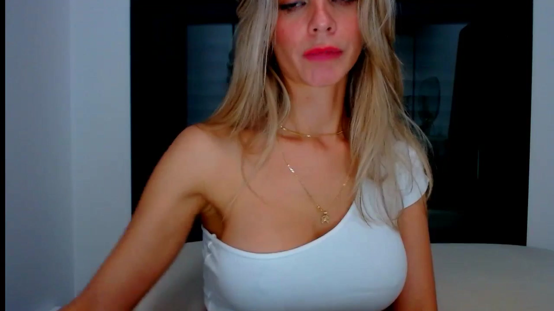 Gallery image thumbnail from fresagirl's myfreecams stream on, 10/01/2024, 23:15 image 15 of 20