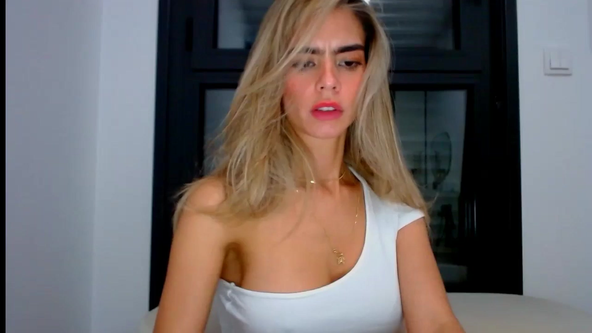 Gallery image thumbnail from fresagirl's myfreecams stream on, 10/01/2024, 23:15 image 8 of 20