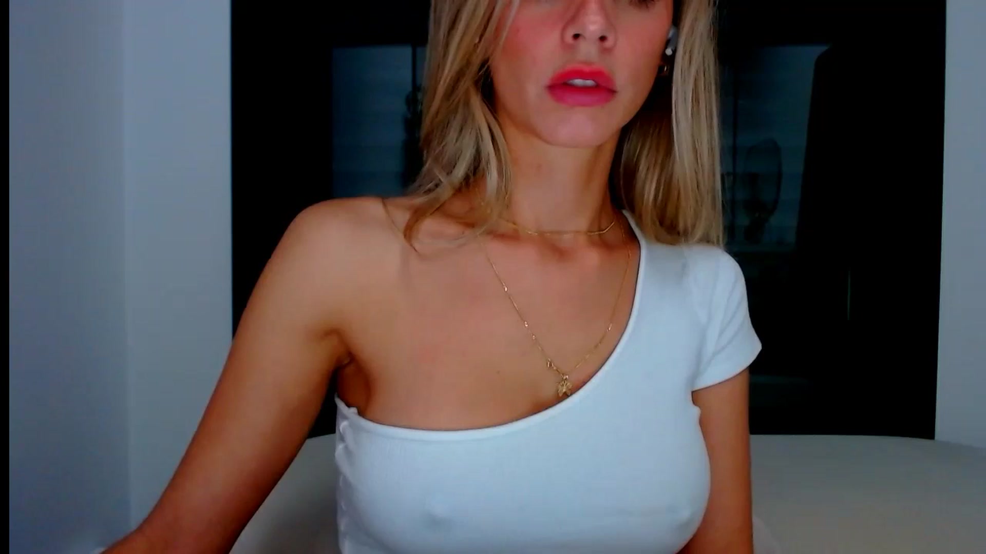 Gallery image thumbnail from fresagirl's myfreecams stream on, 10/01/2024, 23:15 image 11 of 20