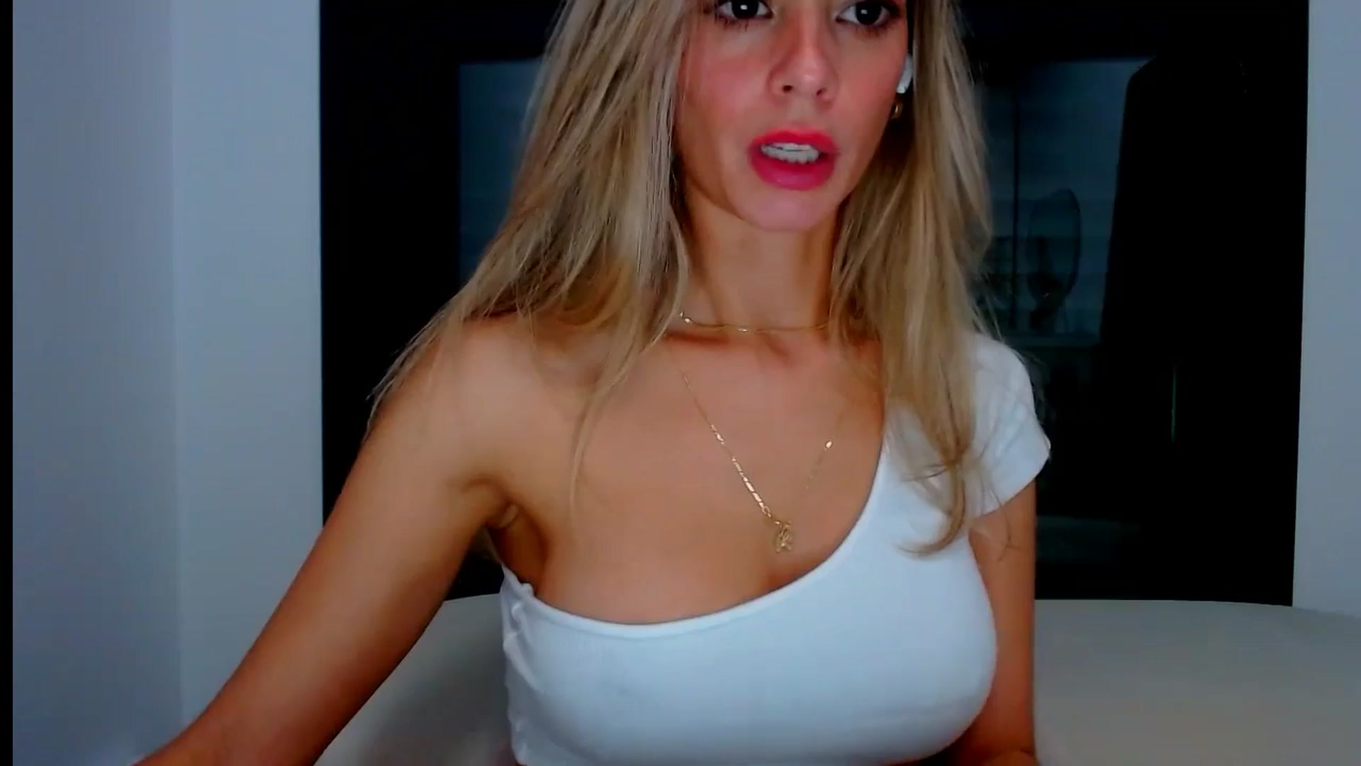 Gallery image thumbnail from fresagirl's myfreecams stream on, 10/01/2024, 23:15 image 16 of 20