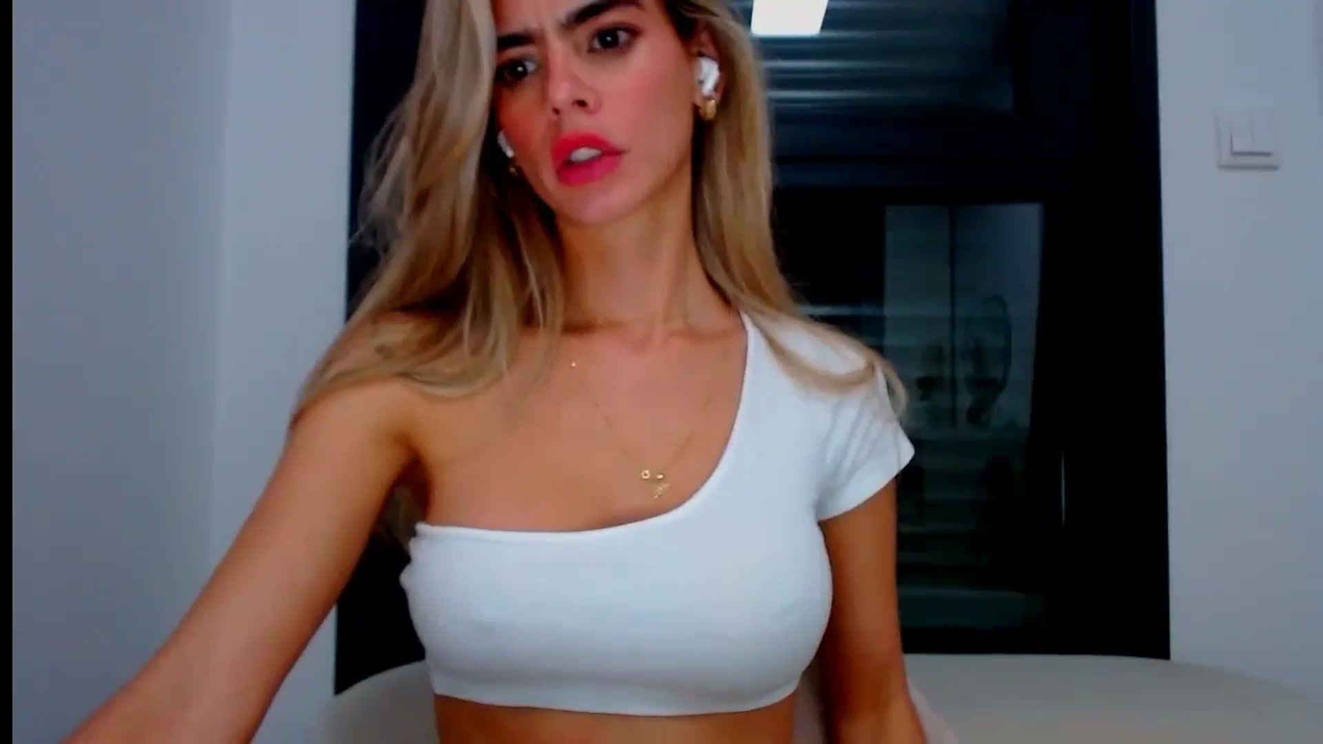 Gallery image thumbnail from fresagirl's myfreecams stream on, 10/01/2024, 23:15 image 7 of 20