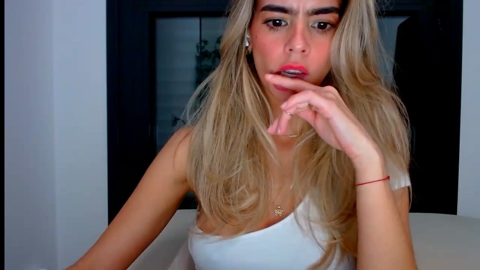 Gallery image thumbnail from fresagirl's myfreecams stream on, 10/01/2024, 23:15 image 20 of 20