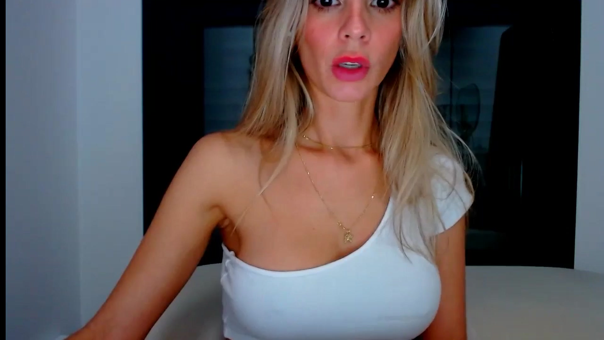 Gallery image thumbnail from fresagirl's myfreecams stream on, 10/01/2024, 23:15 image 14 of 20